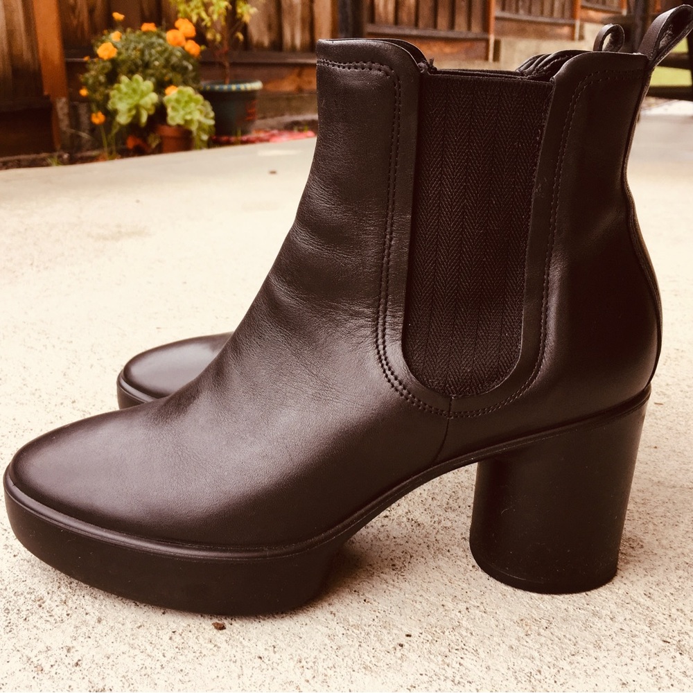 Ecco Black Leather Chelsea Ankle Boots